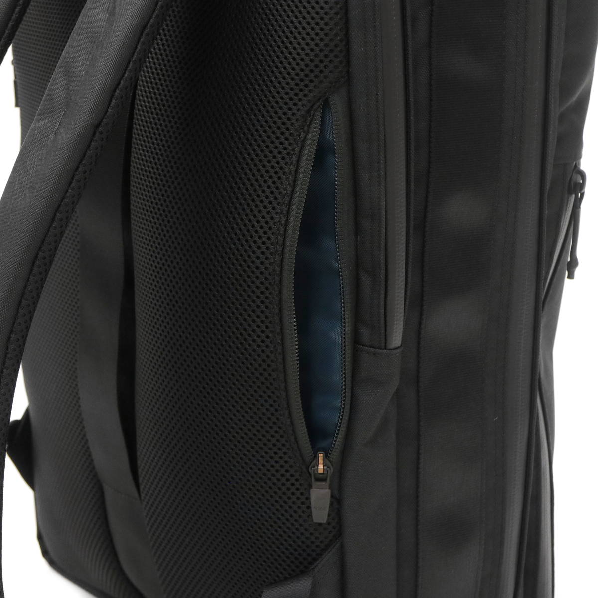 G1990 COMMUTE BUSINESS BACKPACK B01001-01