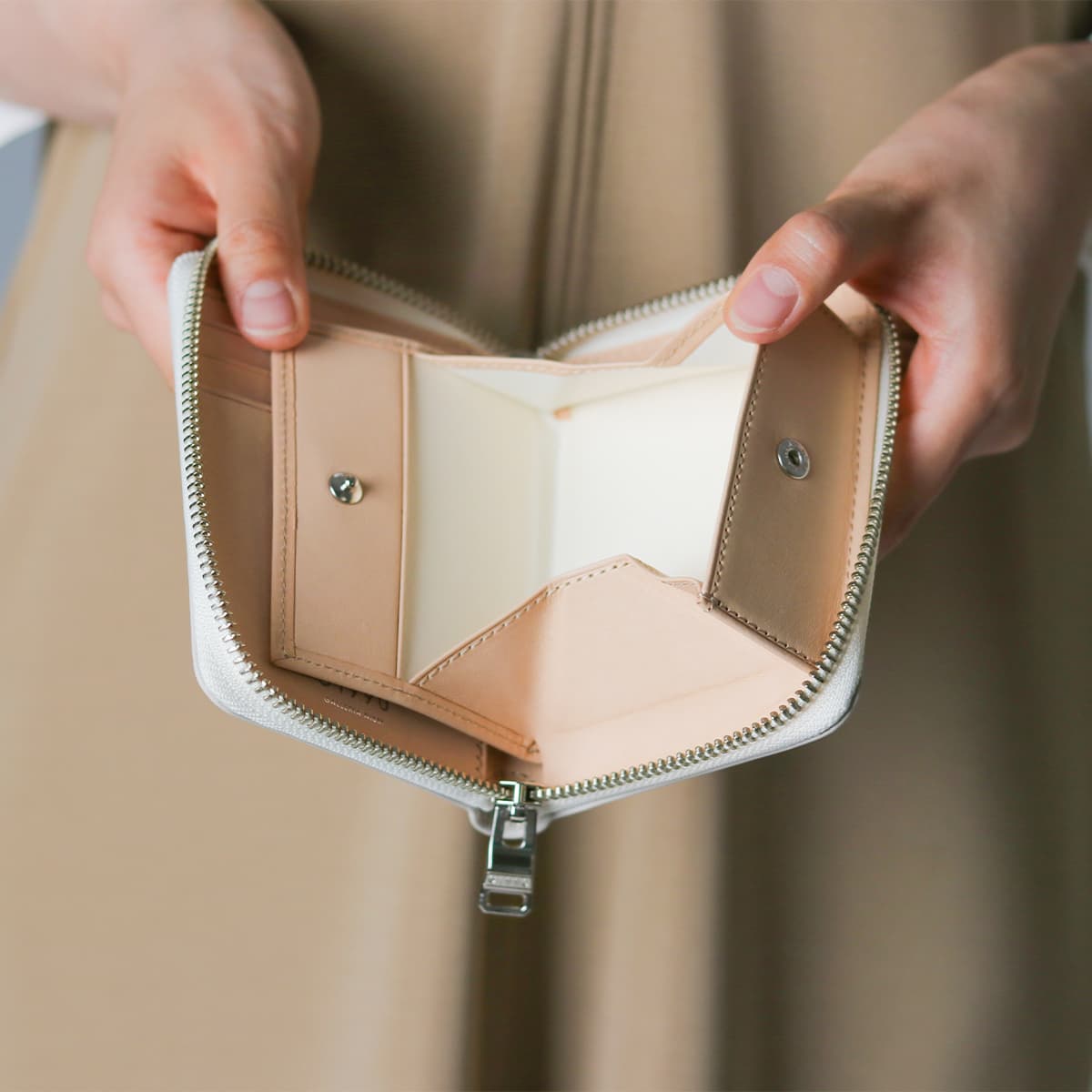 G1990 Solace ROUND ZIP FOLDED WALLET B01003-02